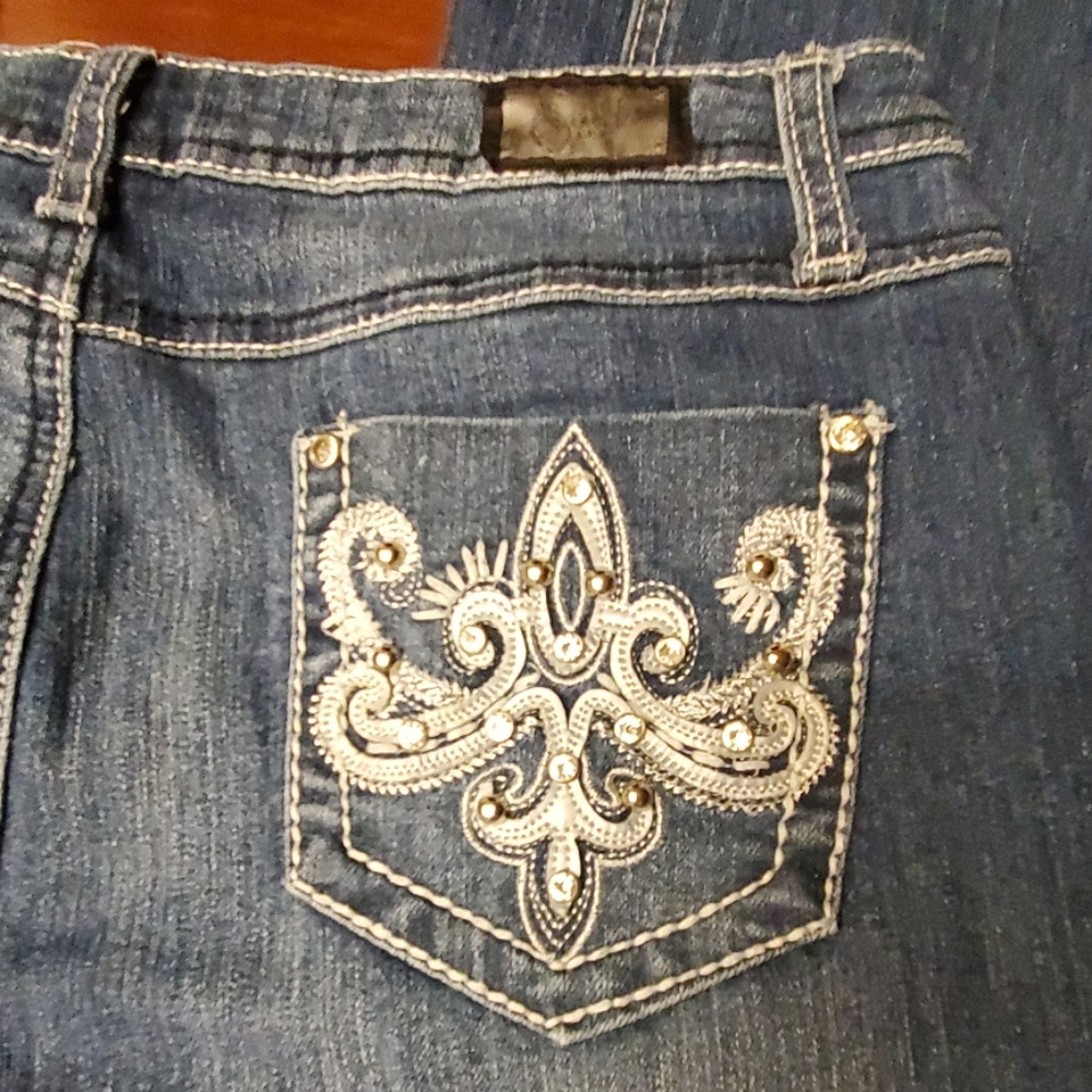 Earl embroidery with rhinestones. .size 8.